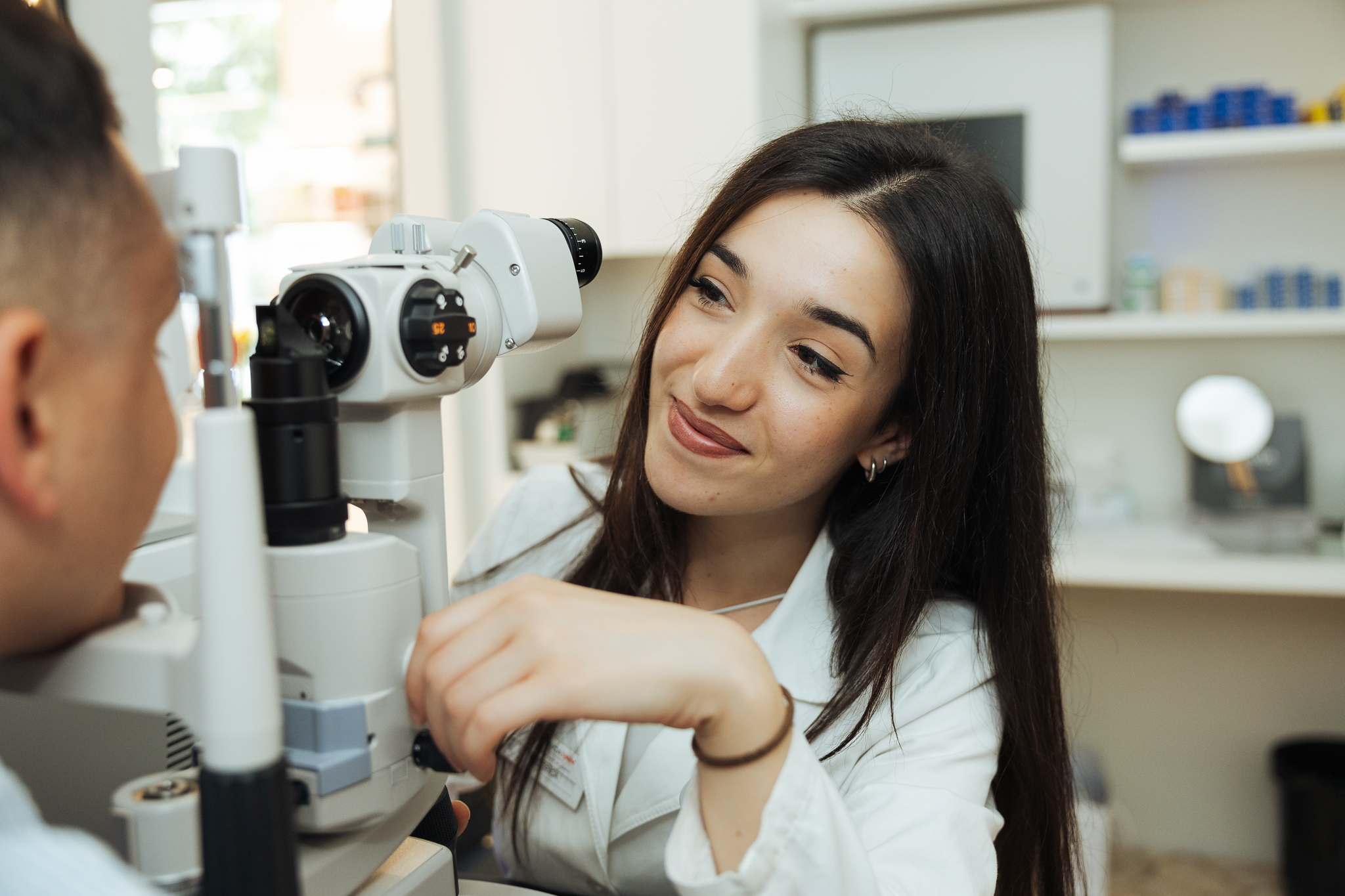 Optometrista Ottica Inn durante un controllo della vista