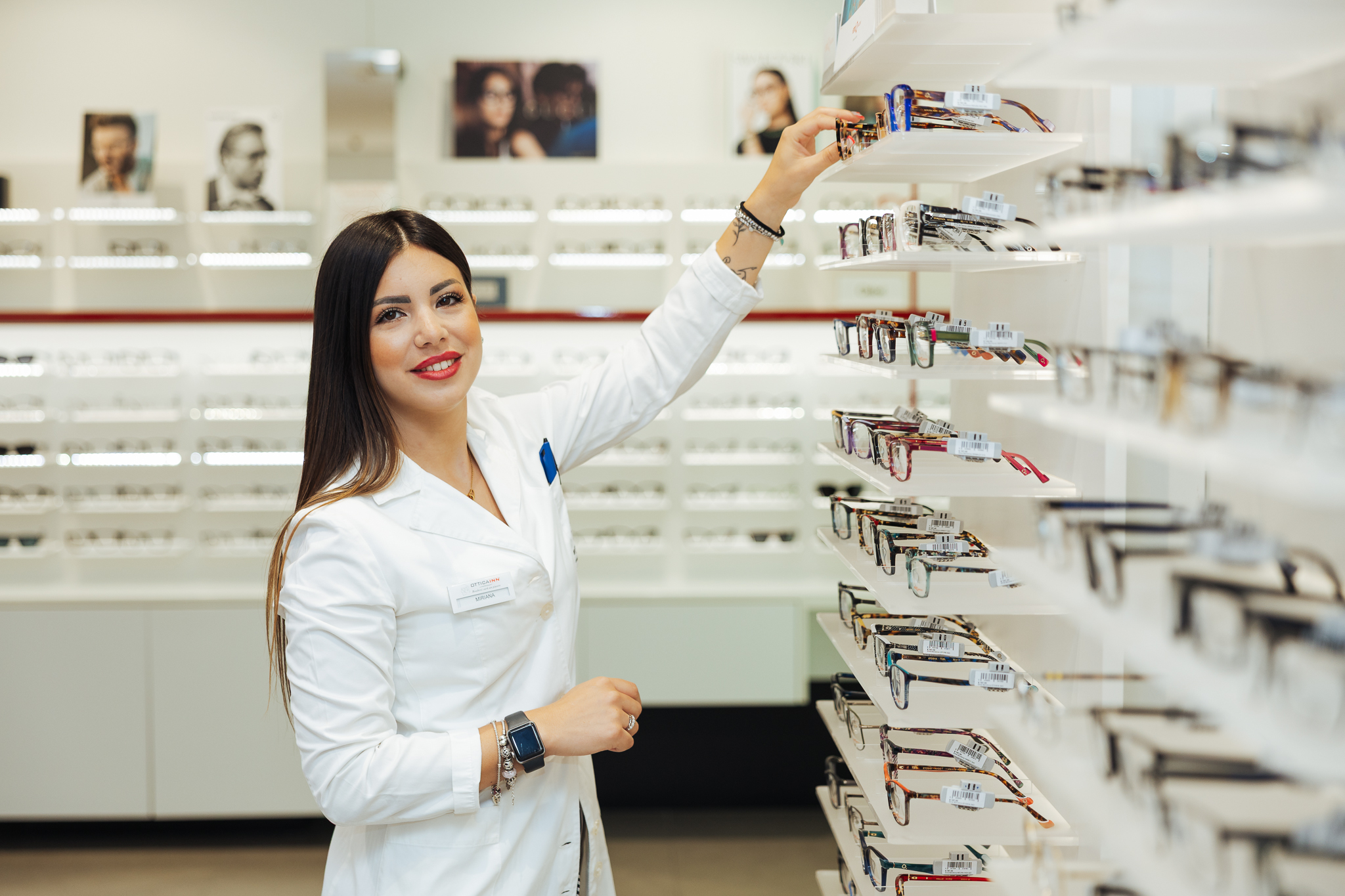 Ottico Optometrista Ottica Inn che seleziona una montatura