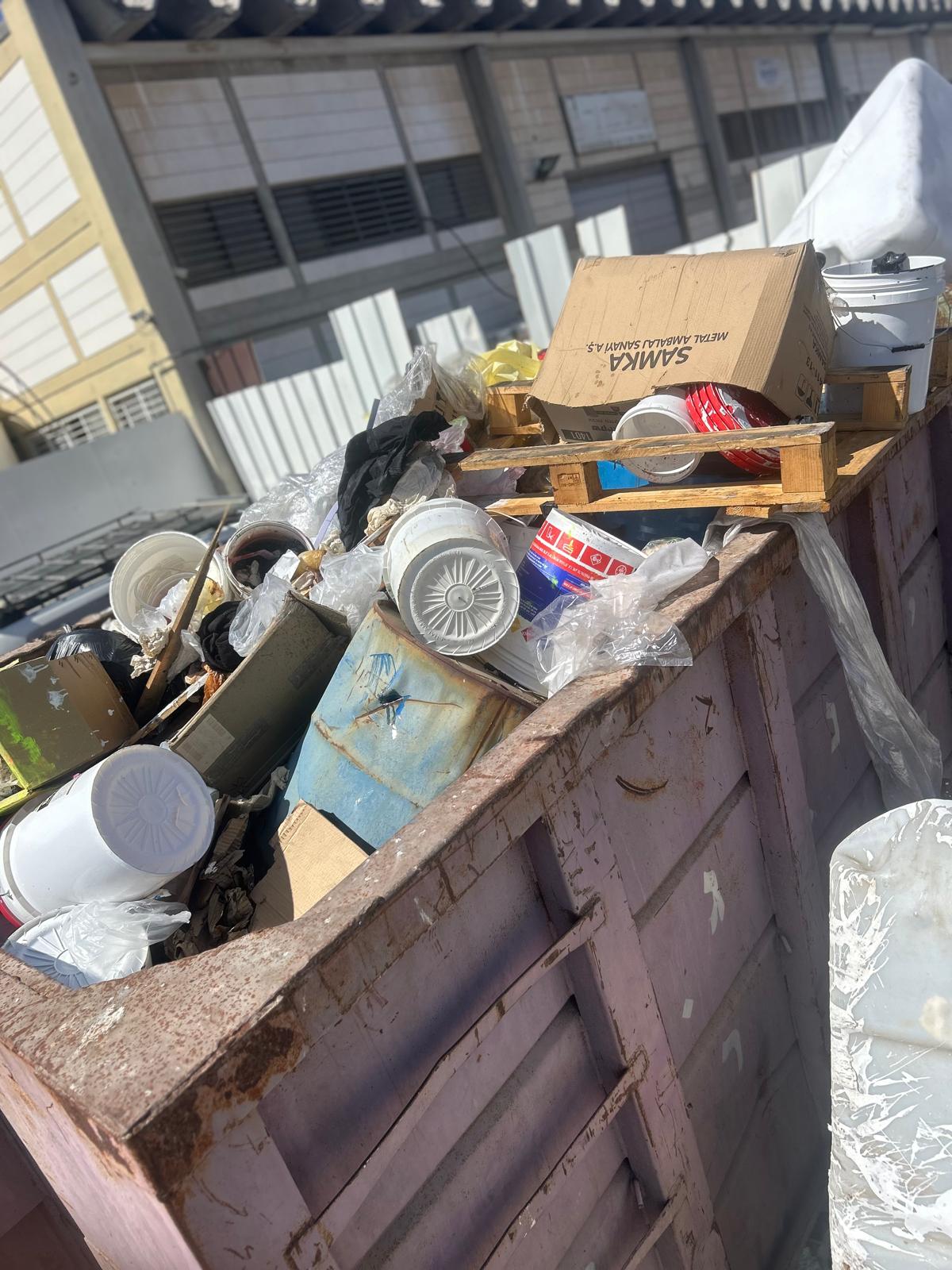 פינוי פסולת שוטף למפעלים — מכולות 8-32 קוב