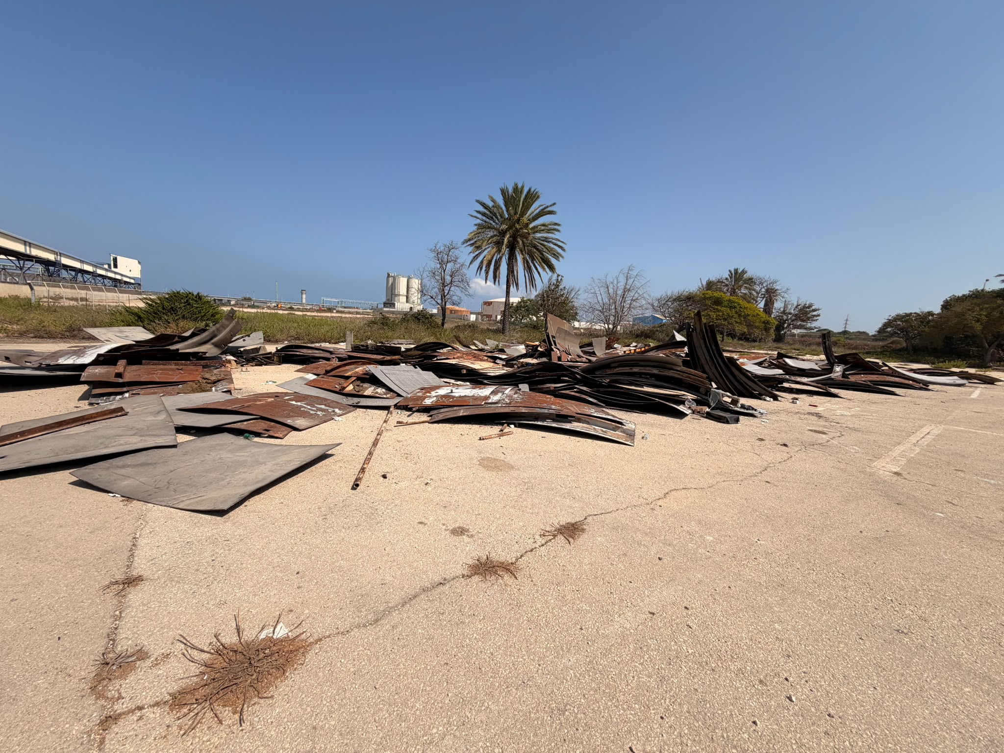 מגרש פסולת מתכת וסגסוגות מיוחדות מפירוק תחנת כוח