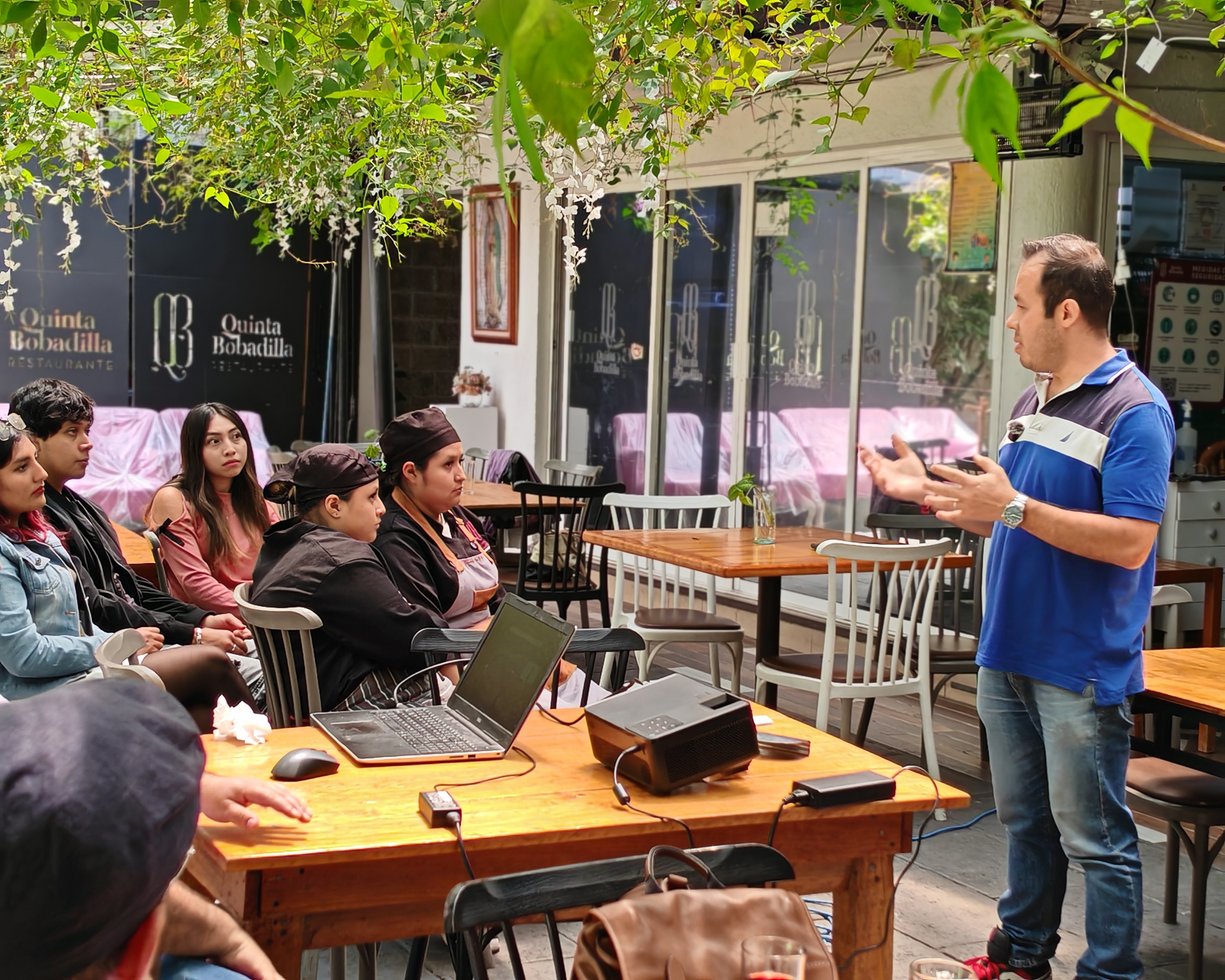 Especialista impartiendo una capacitación a un grupo educativo