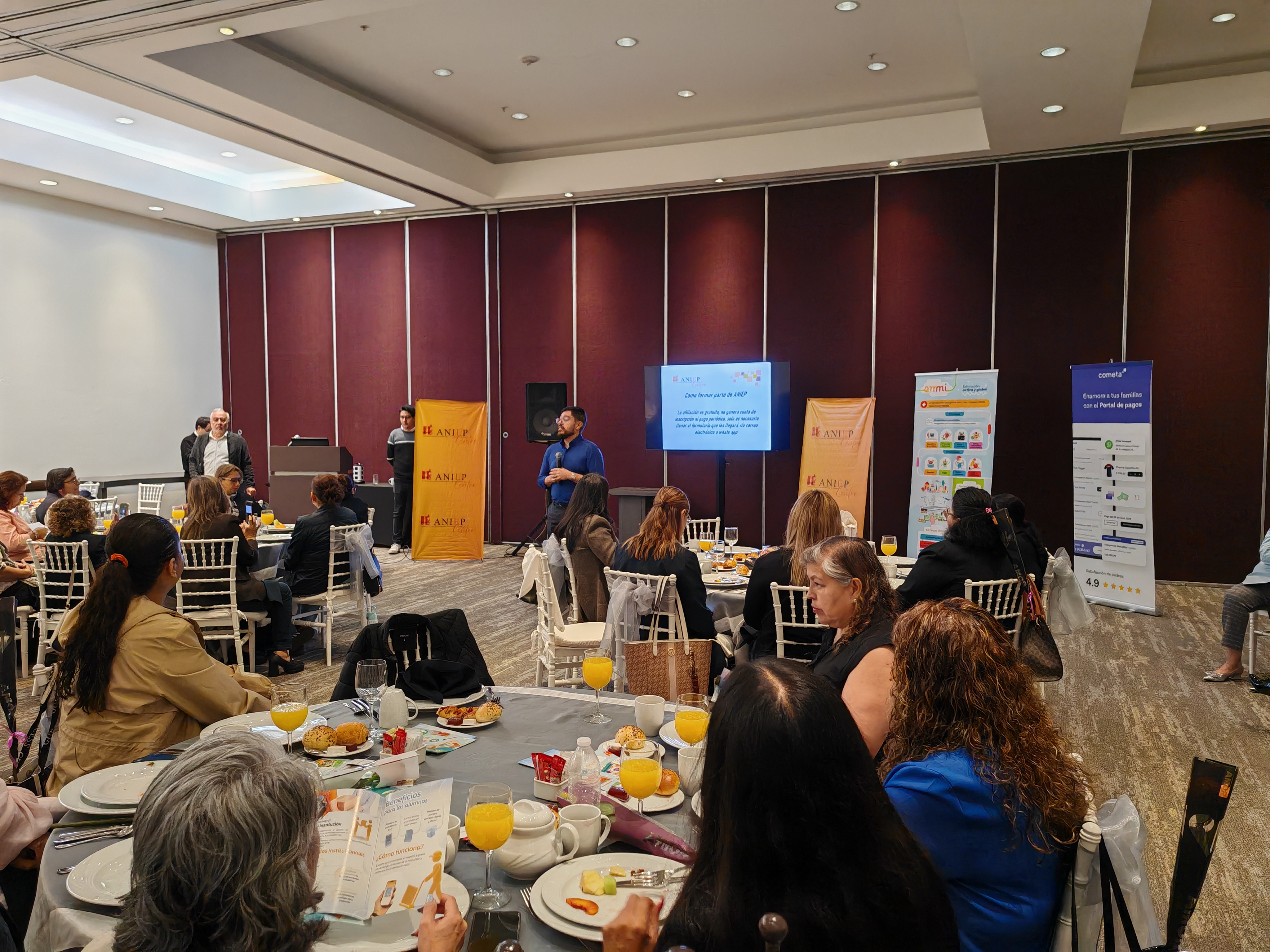 Conferencia ante asistentes reunidos en un desayuno ejecutivo