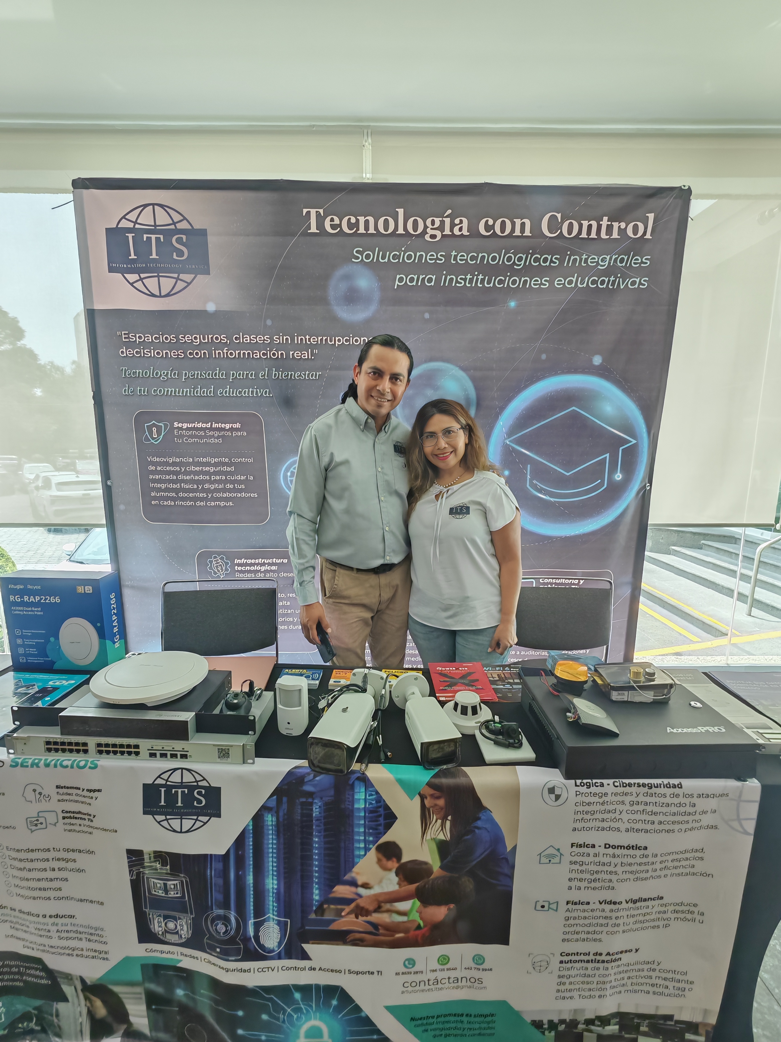 Stand de un proveedor tecnológico para instituciones educativas