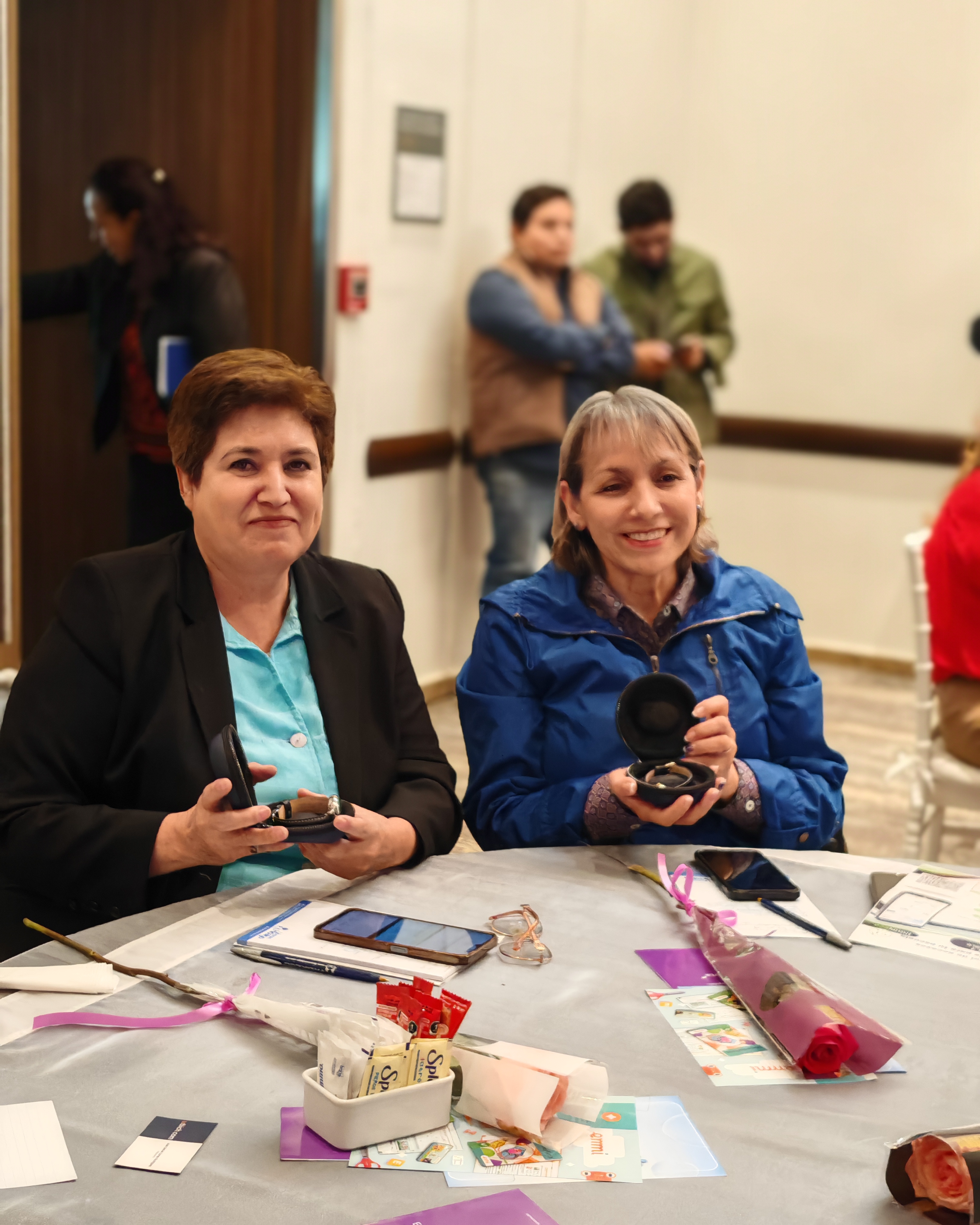 Asistentes conviviendo durante un desayuno educativo