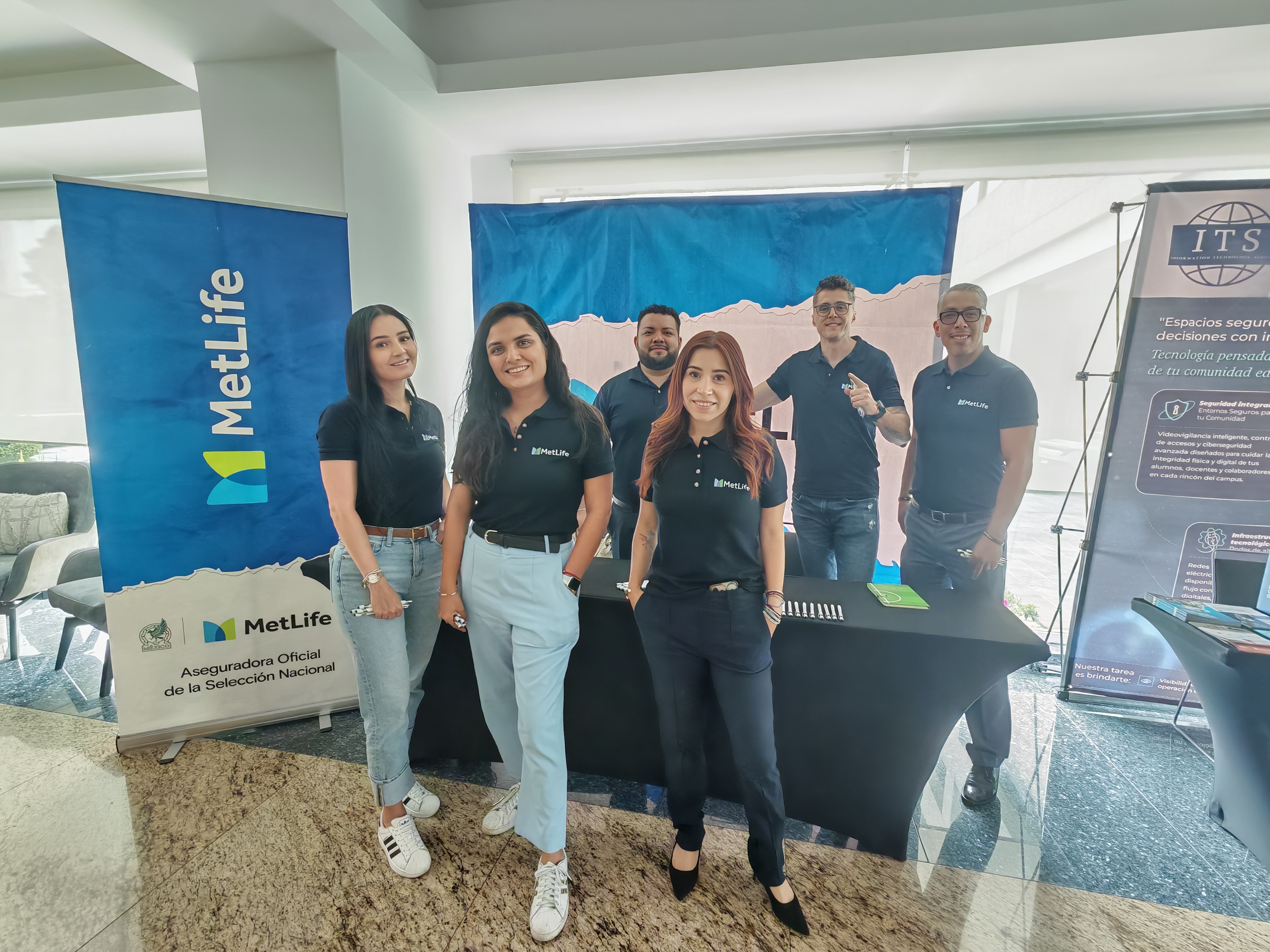 Equipo de un proveedor en su stand durante un encuentro educativo