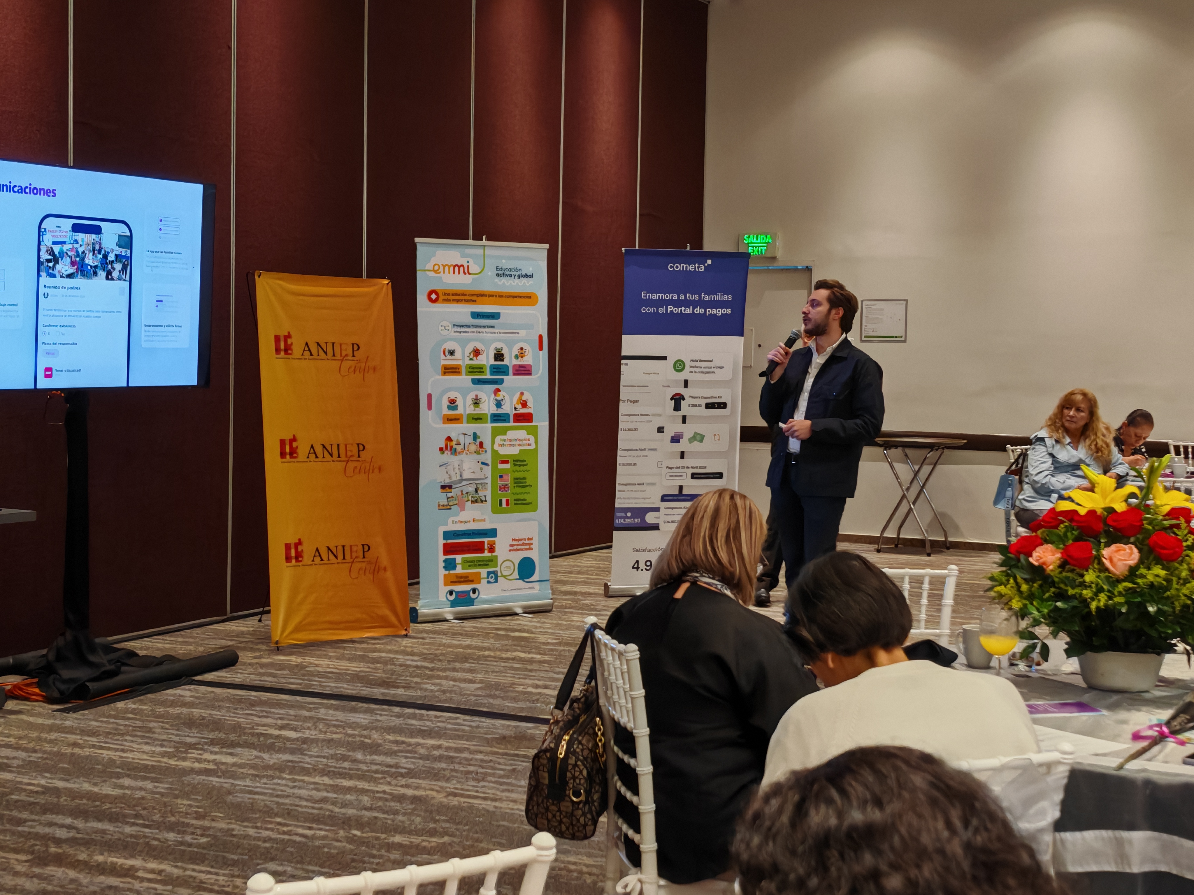 Ponente presentando una solución ante asistentes y marcas participantes