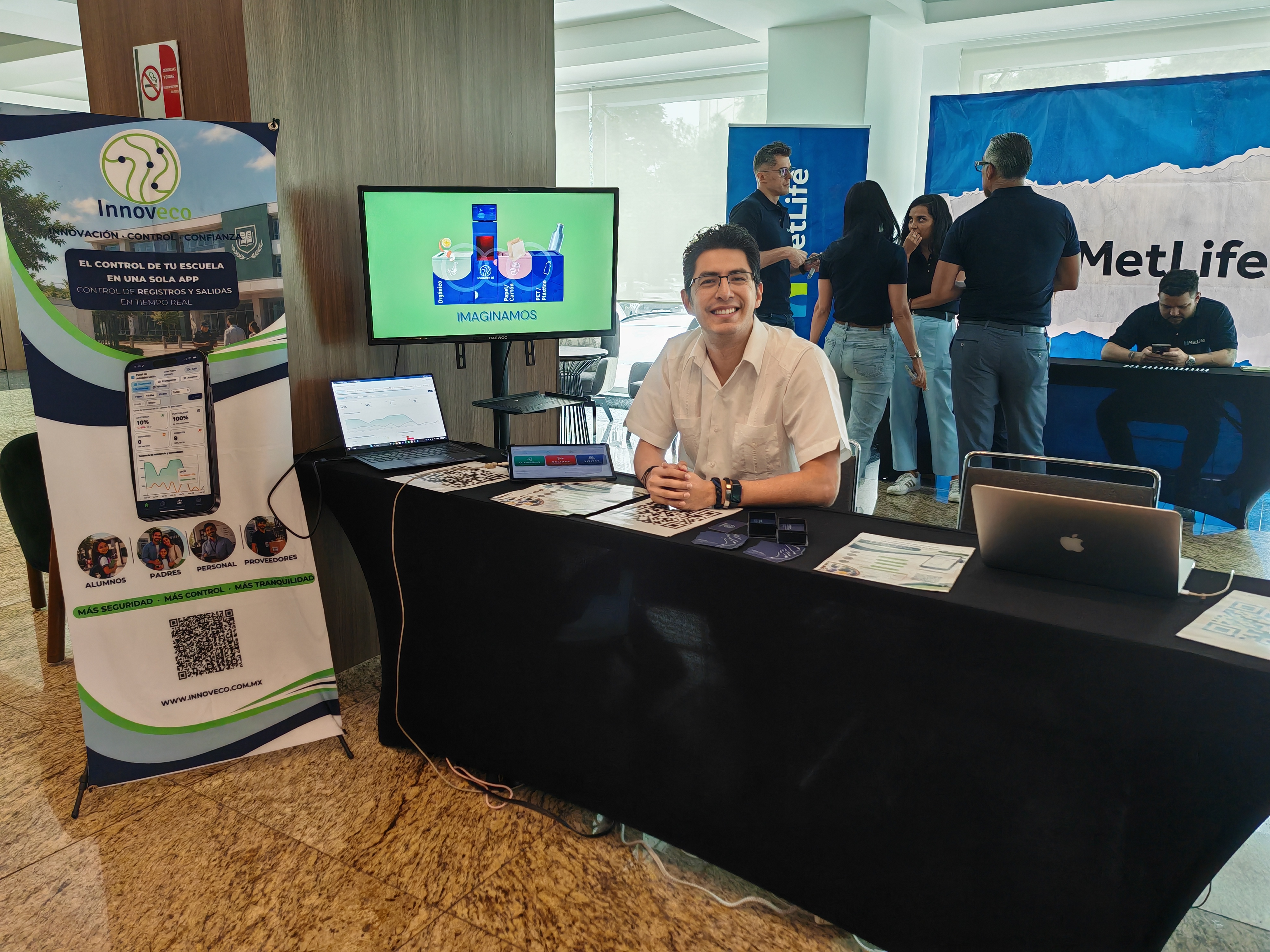 Proveedor educativo mostrando su solución en un espacio de exhibición