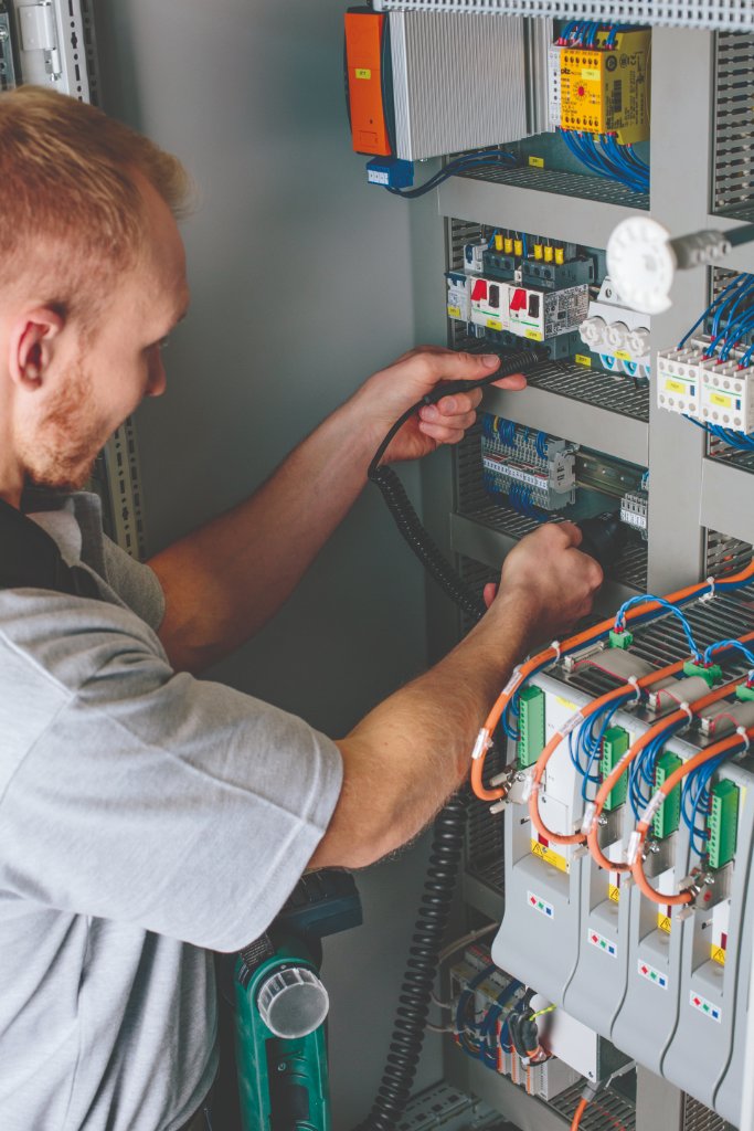 Elektrotechniker beim E-CHECK