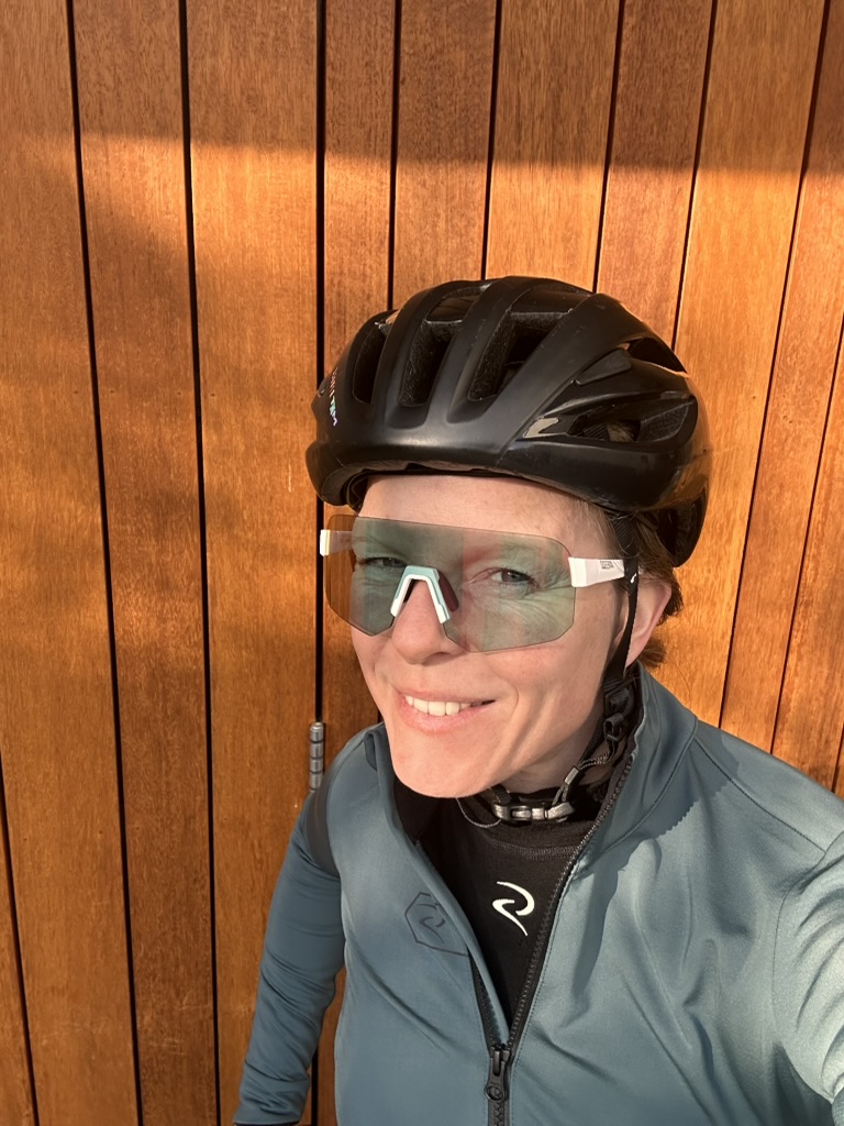 Vrouw met fietshelm en sportbril klaar voor wielrennen na bevalling