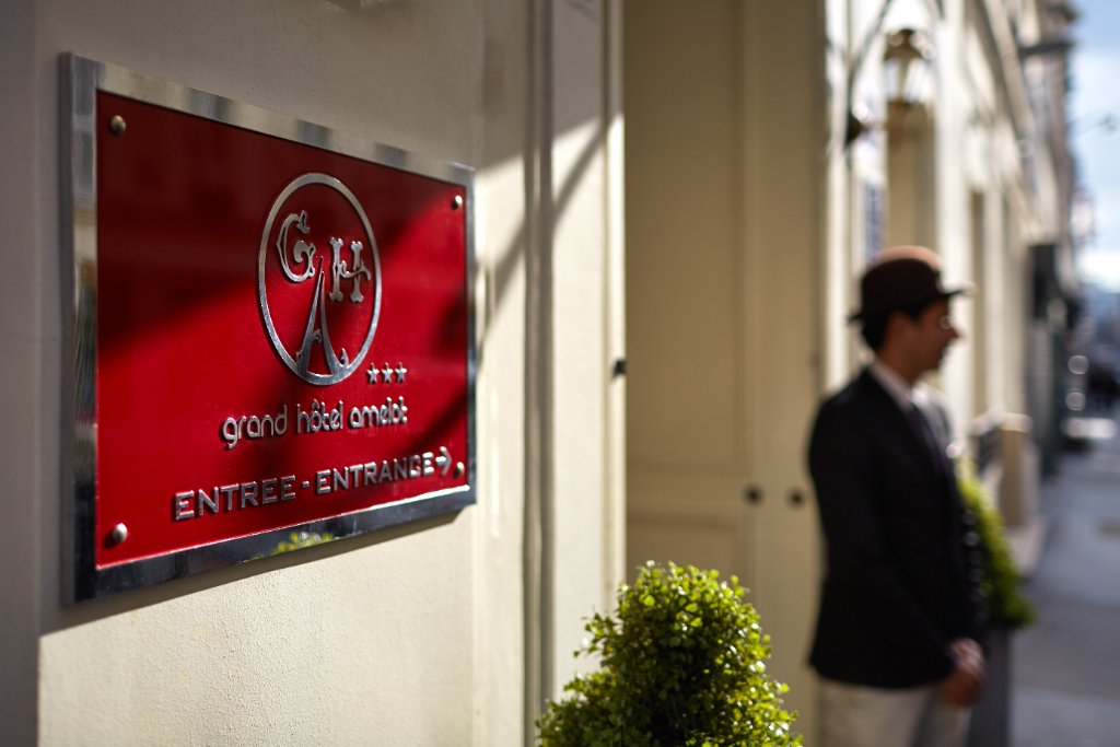 Entrée — Enseigne du Grand Hôtel
