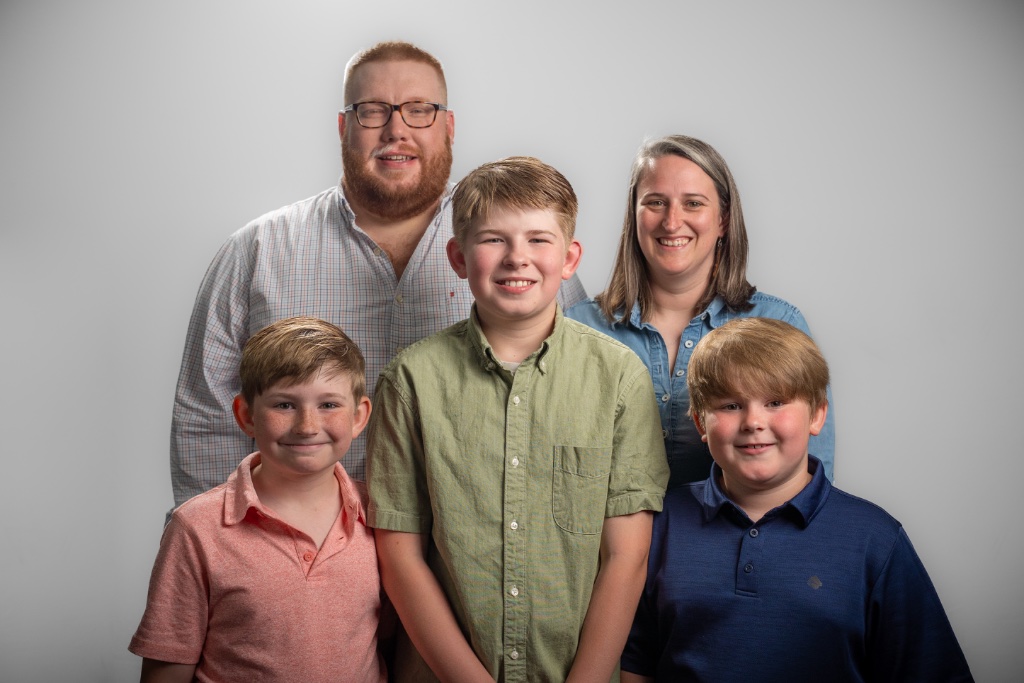 Pastor Ty and Lisa Crowder with their family – Living Free Church Franklin KY