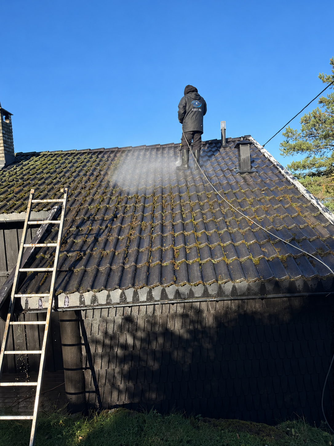 Takvask med høytrykksspyler, fjerning av mose fra tak, RSST Renhold AS