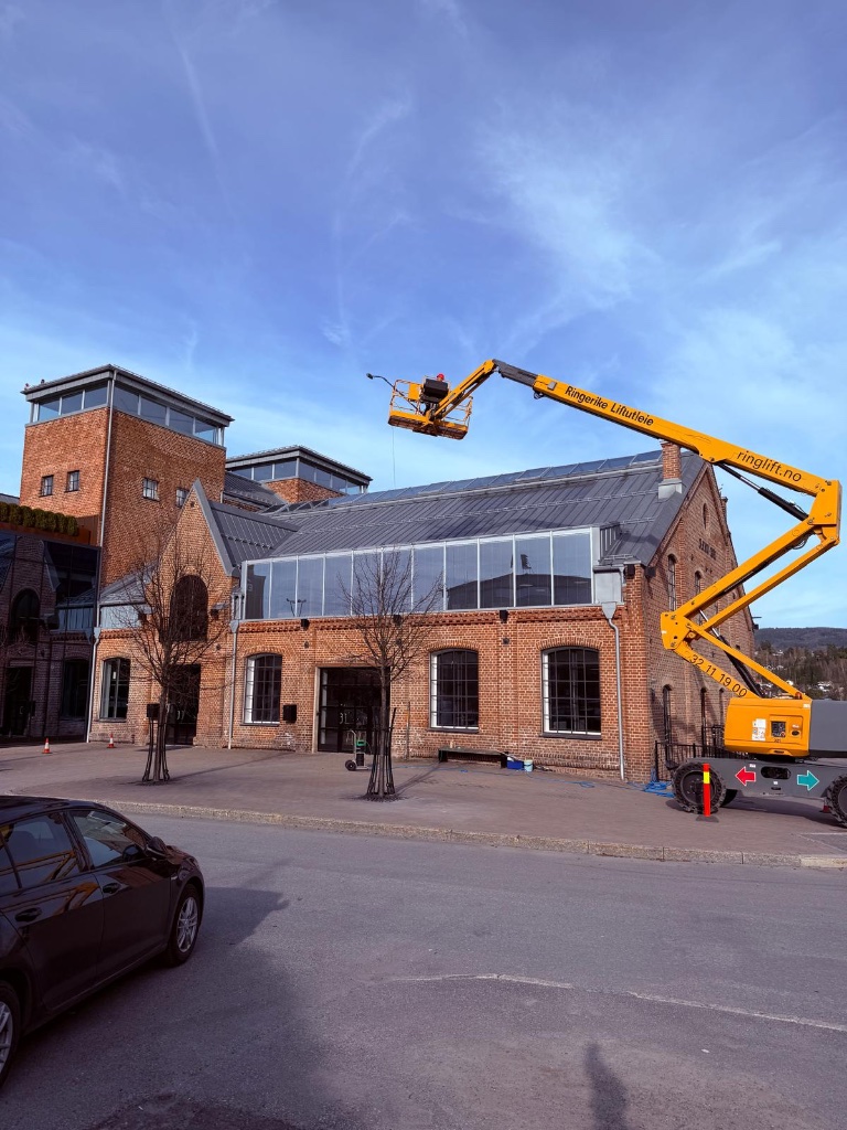 Stor lift ved industribygg