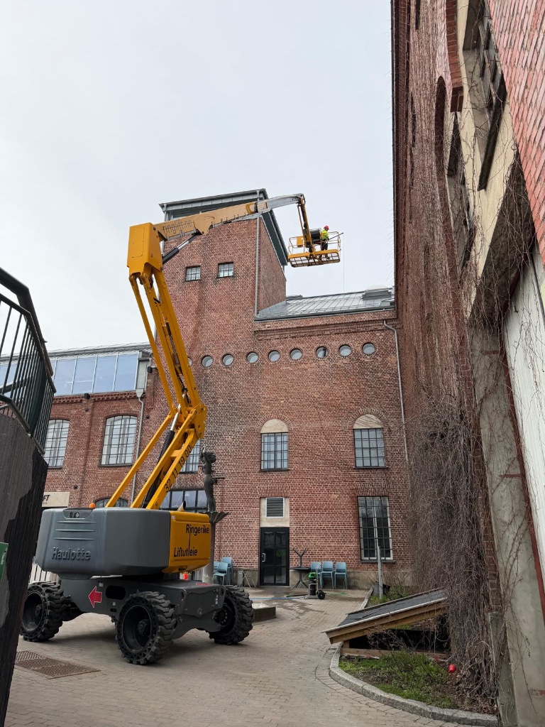 Lift ved historisk mursteinsbygning