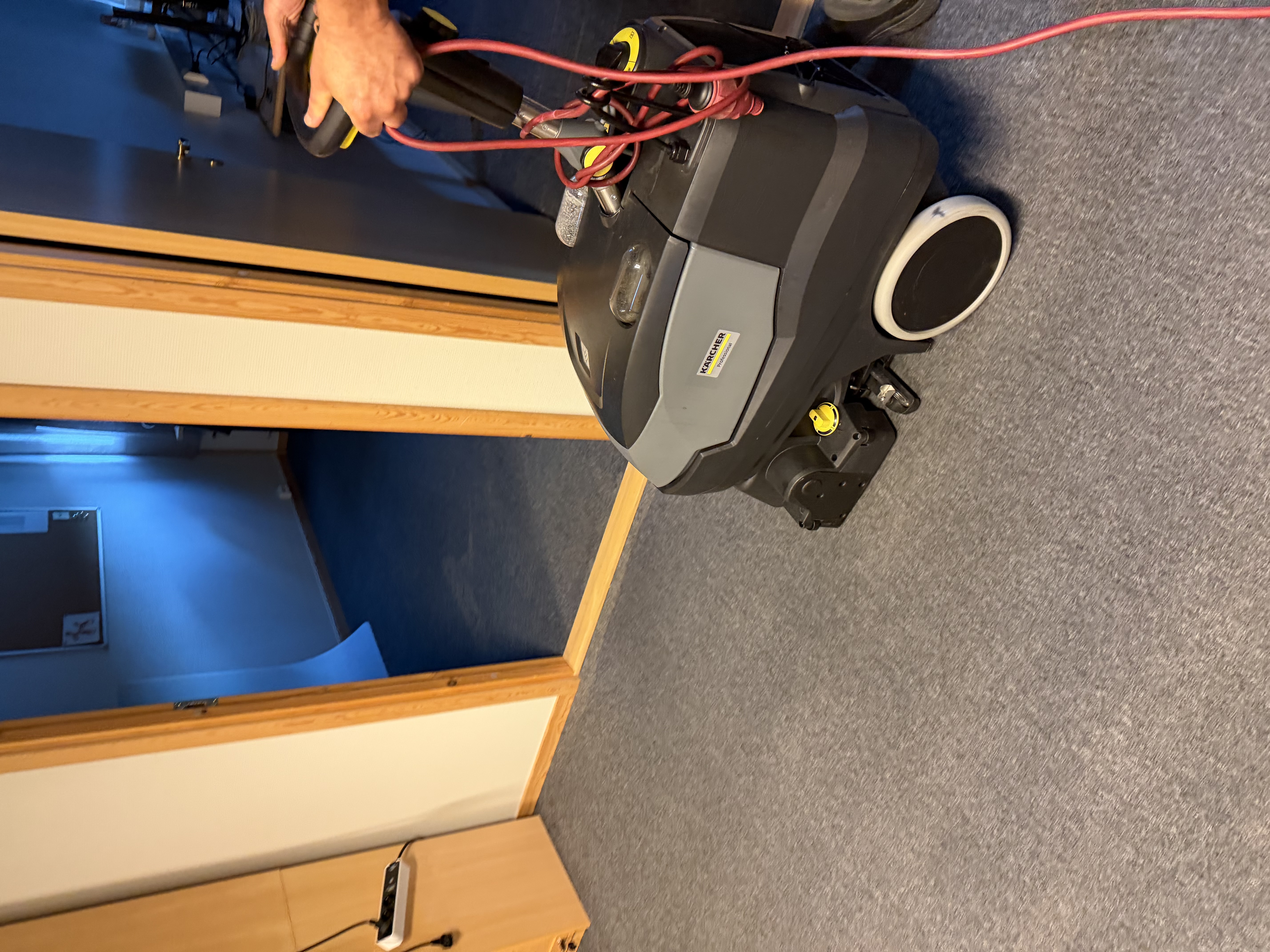 Profesjonell tepperens med Kärcher maskin, RSST Renhold AS