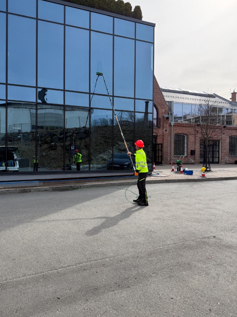 Ansatt vasker glassfasade