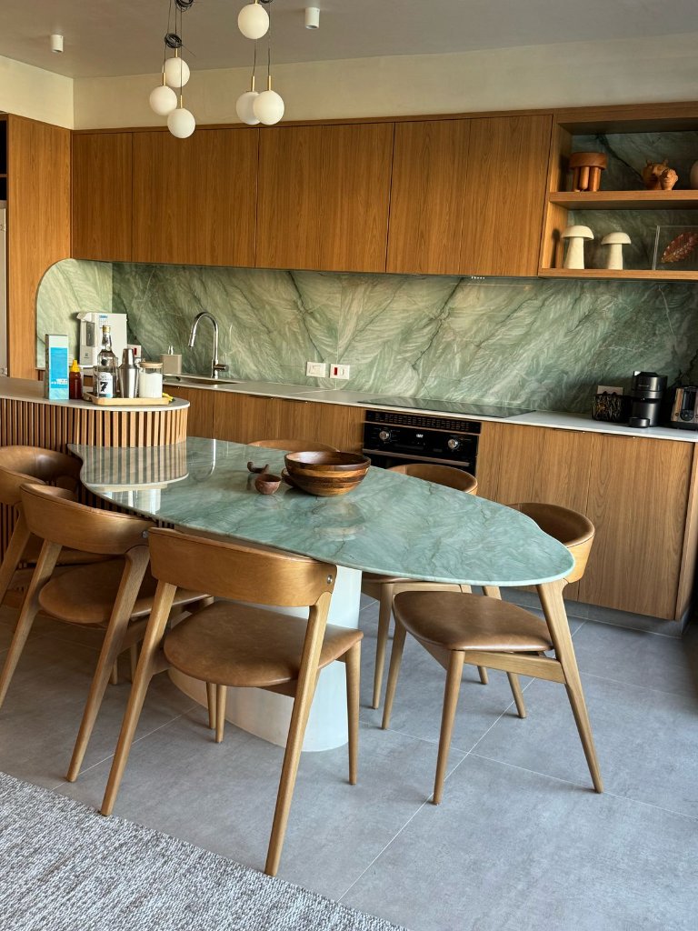 Mesa em pedra verde veiada — MGR Marmoraria Rio de Janeiro