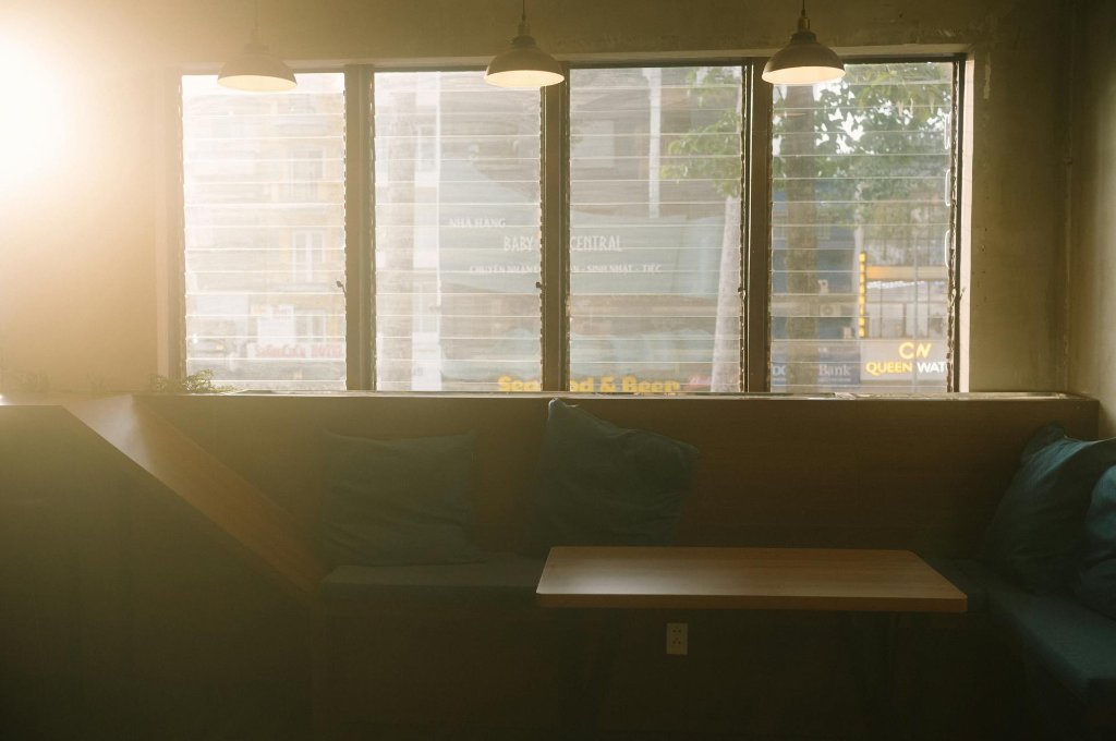 How to Take Photos Through Glass with Glare