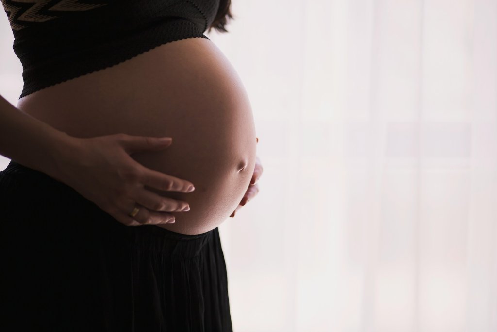 How to Take Maternity Photos Yourself