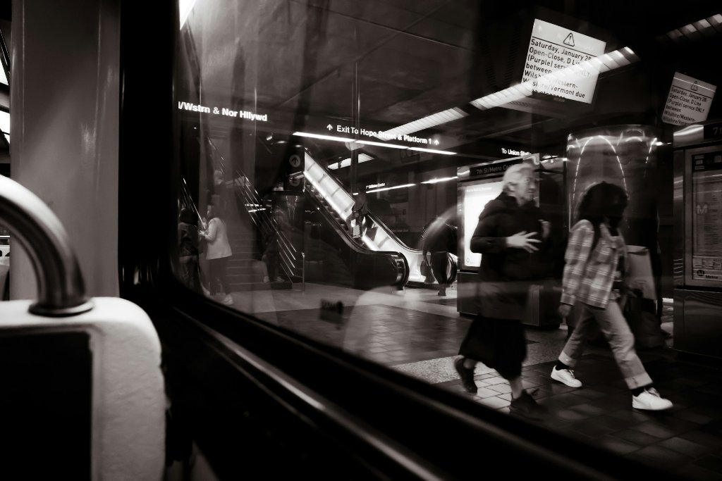 How to Photograph People in a City: Techniques, Ethics & Approaches