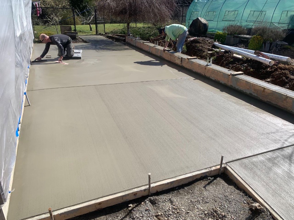 Concrete finishing crew in Kalama, WA