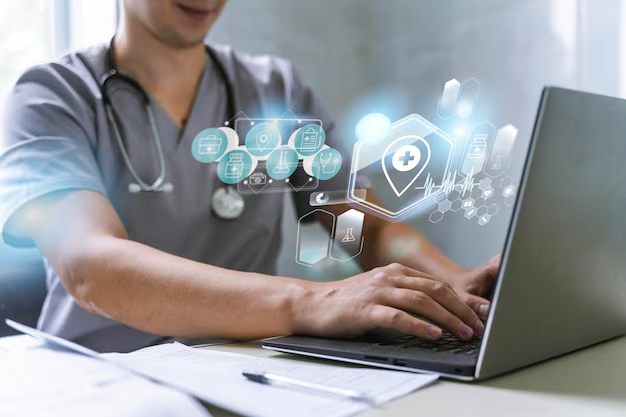 Médico com tecnologia digital