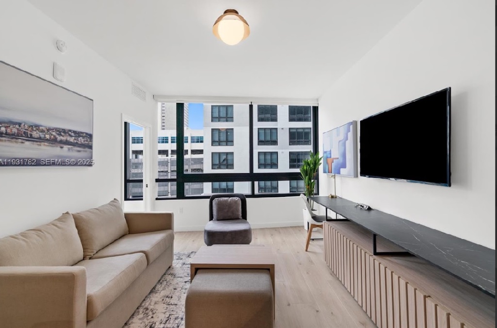 District 225 โ Downtown Miami