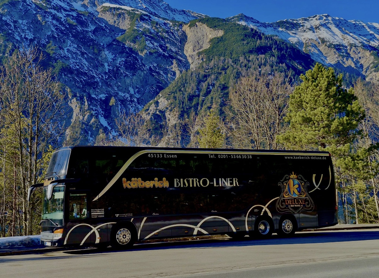 Käberich Bistro-Liner vor Bergpanorama