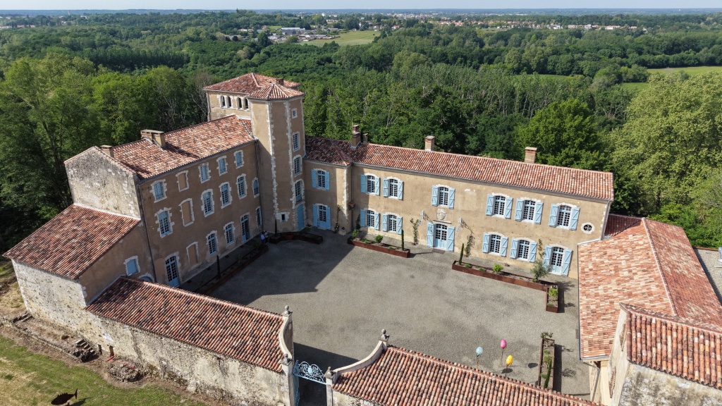 Cour du Château en lumière Domaine Array Dou Sou