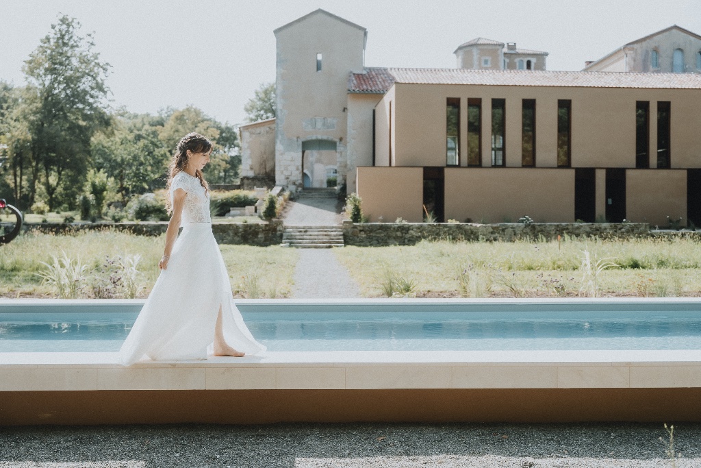 Mariage au Domaine Array Dou Sou — mariée au bord de la piscine face au château