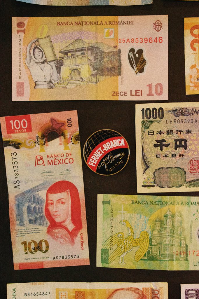 International currency wall display