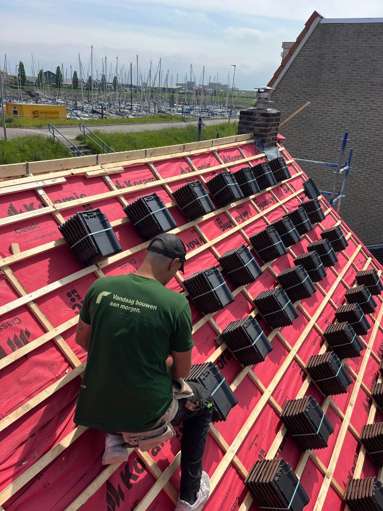 Dakdekker aan het werk