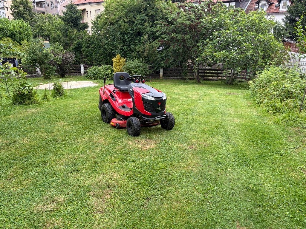 Traktor kosilica AL-KO na travnjaku - prije i poslije košnje