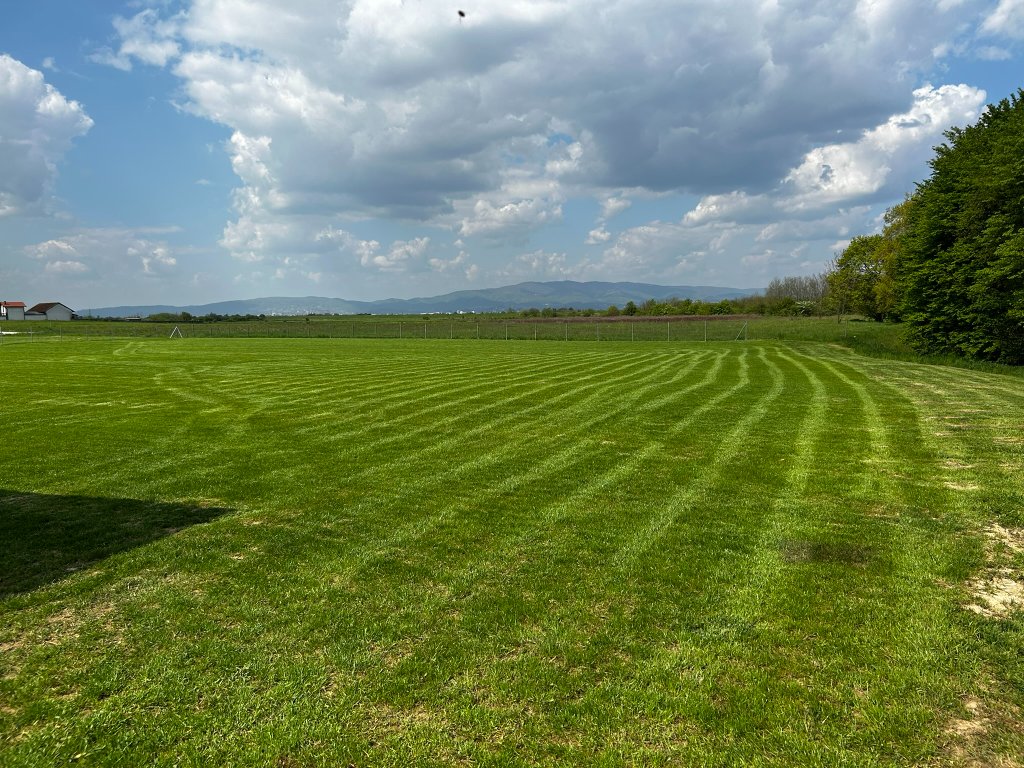 Rezultat košnje travnjaka - ravnomjerno pokošena površina