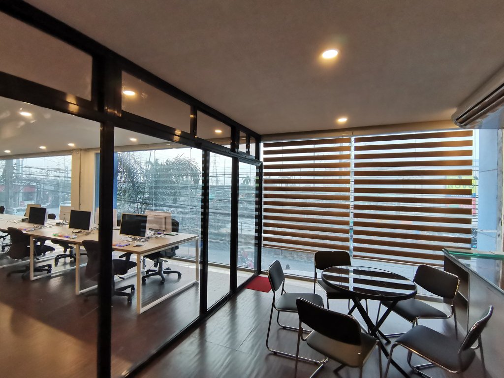 Meeting area with glass partition