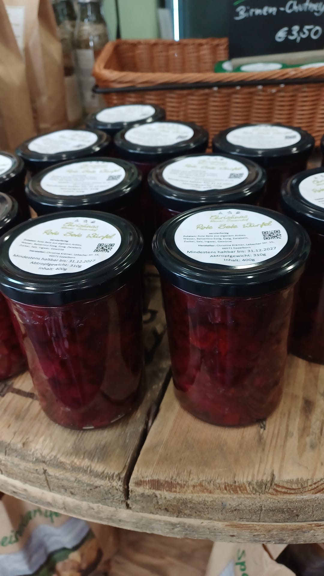 Mehrere Gläser mit eingekochter Roter Bete Würfel