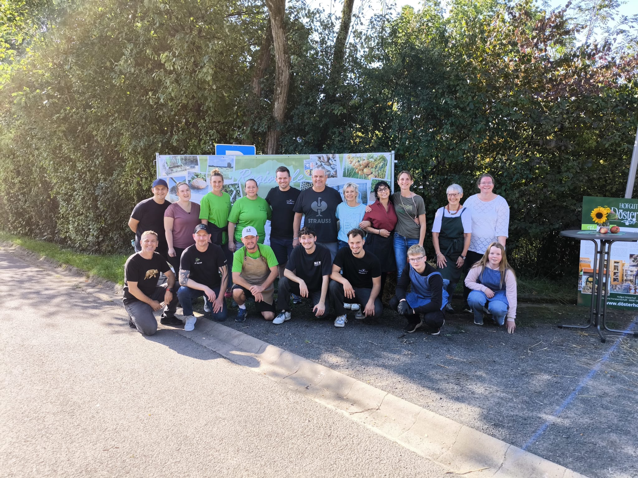 Gruppenfoto der regionalen Hersteller vor dem Banner auf Finkenrech