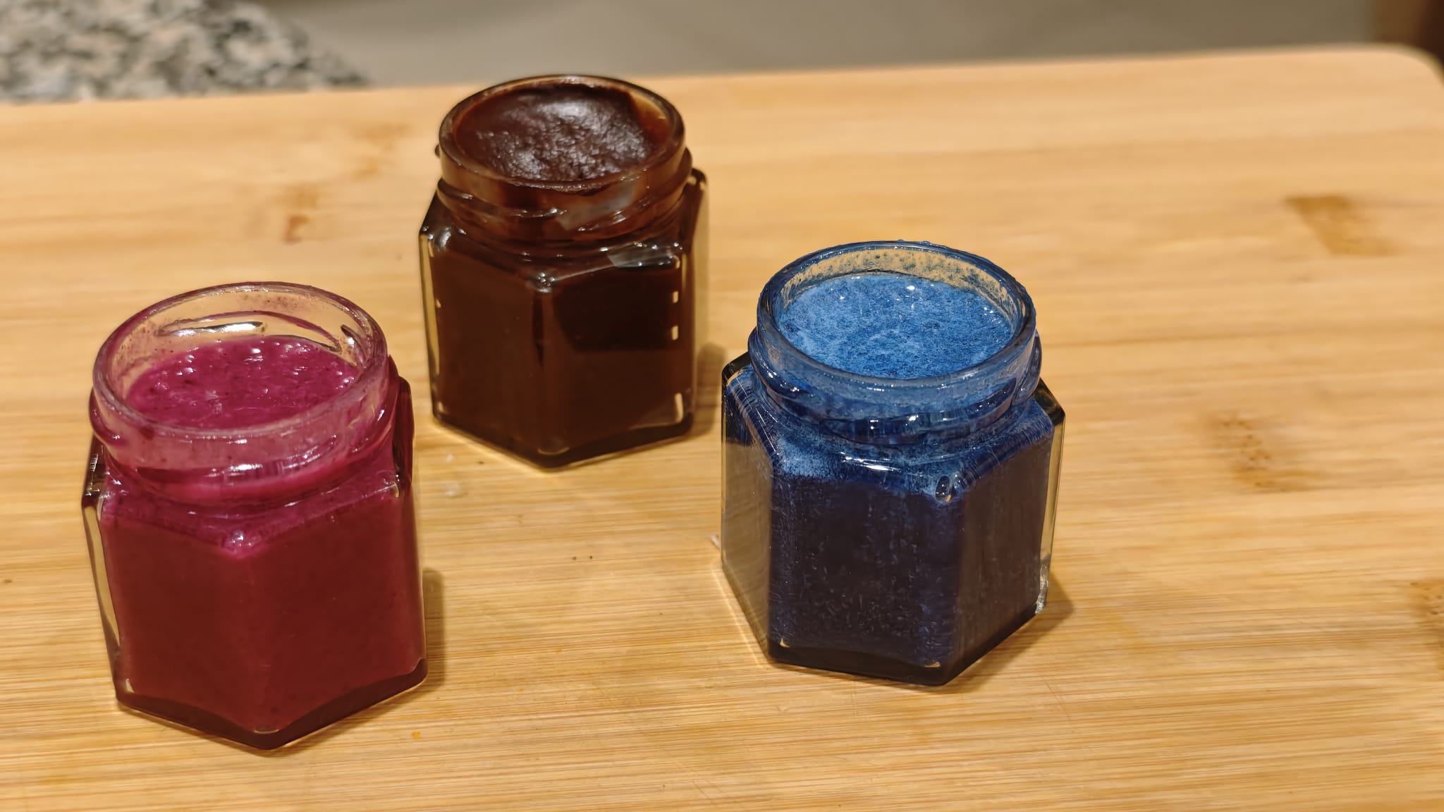 Drei Gläser Immun Honig Kids: beerenfarben, schokoladenbraun und blau