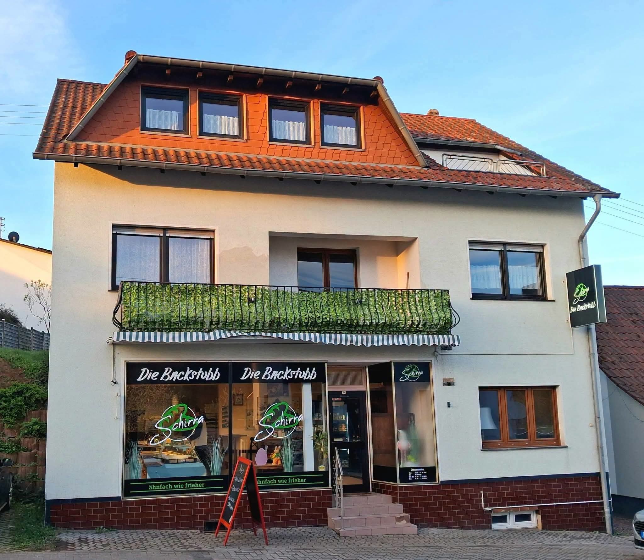 Fassade der Backstubb in Bubach mit Schriftzug Die Backstubb