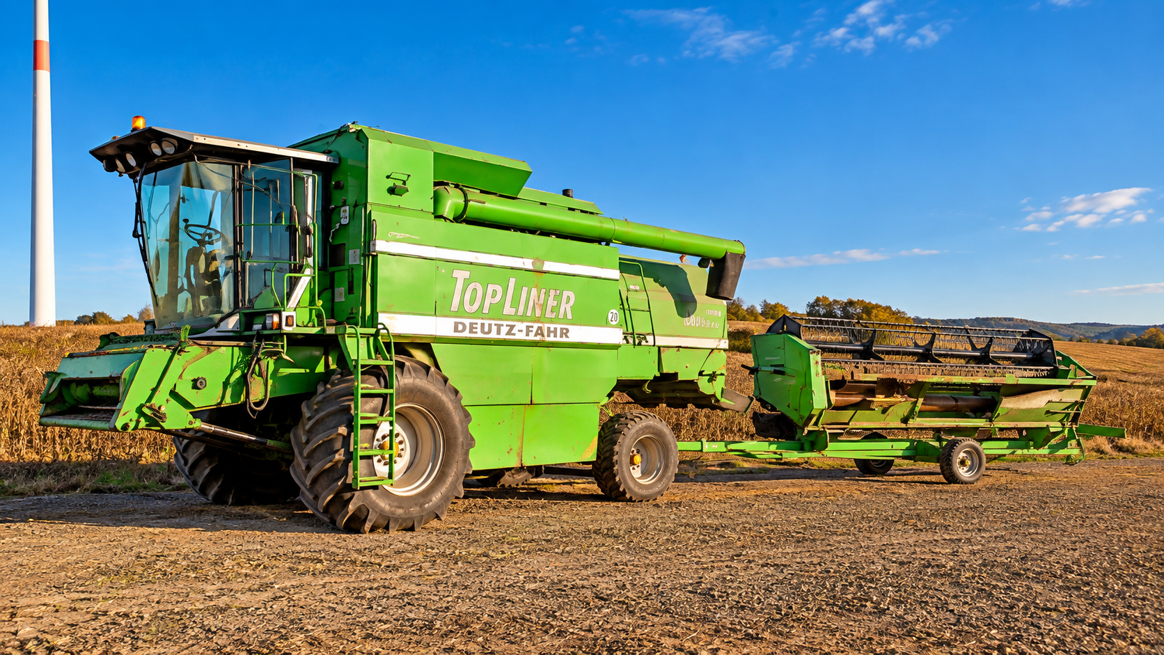 Deutz-Fahr TopLiner Mähdrescher auf dem geernteten Buchweizenfeld