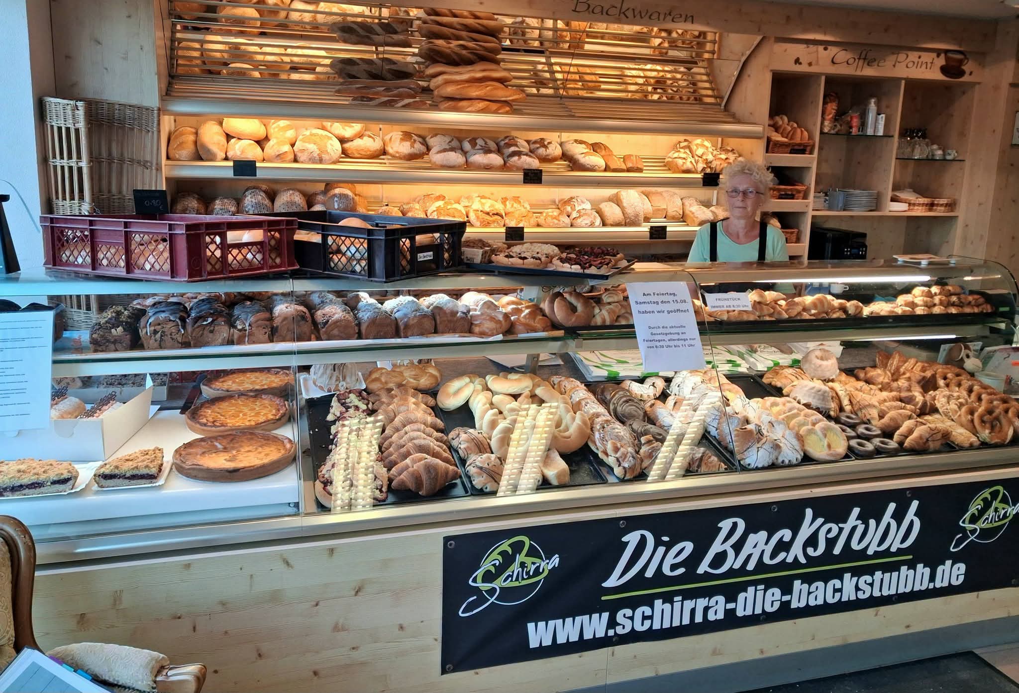 Innenaufnahme der Backstubb mit Brottheke und Team