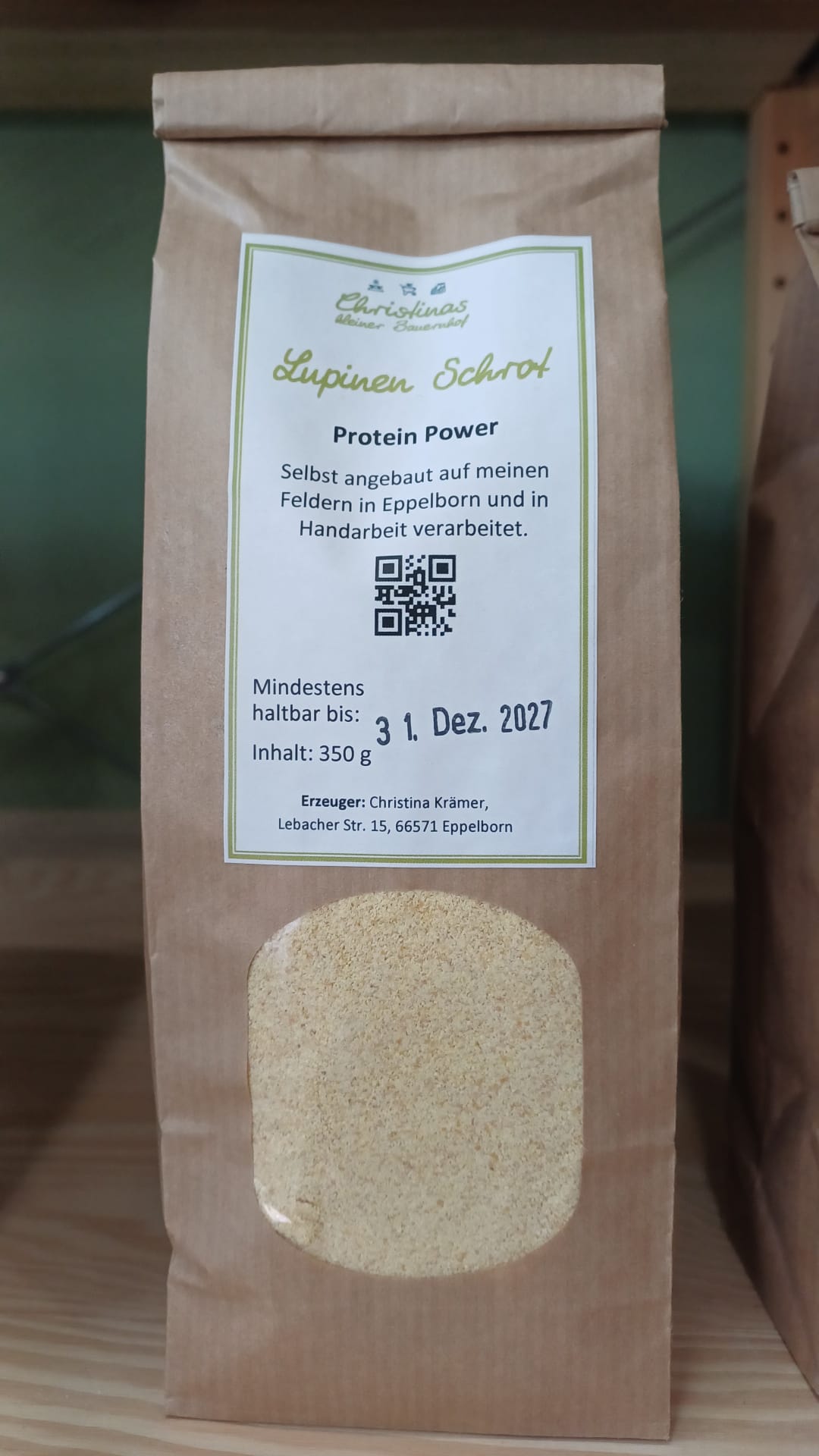 Lupinenschrot in einer Brauntüte mit Etikett von Christinas kleiner Bauernhof