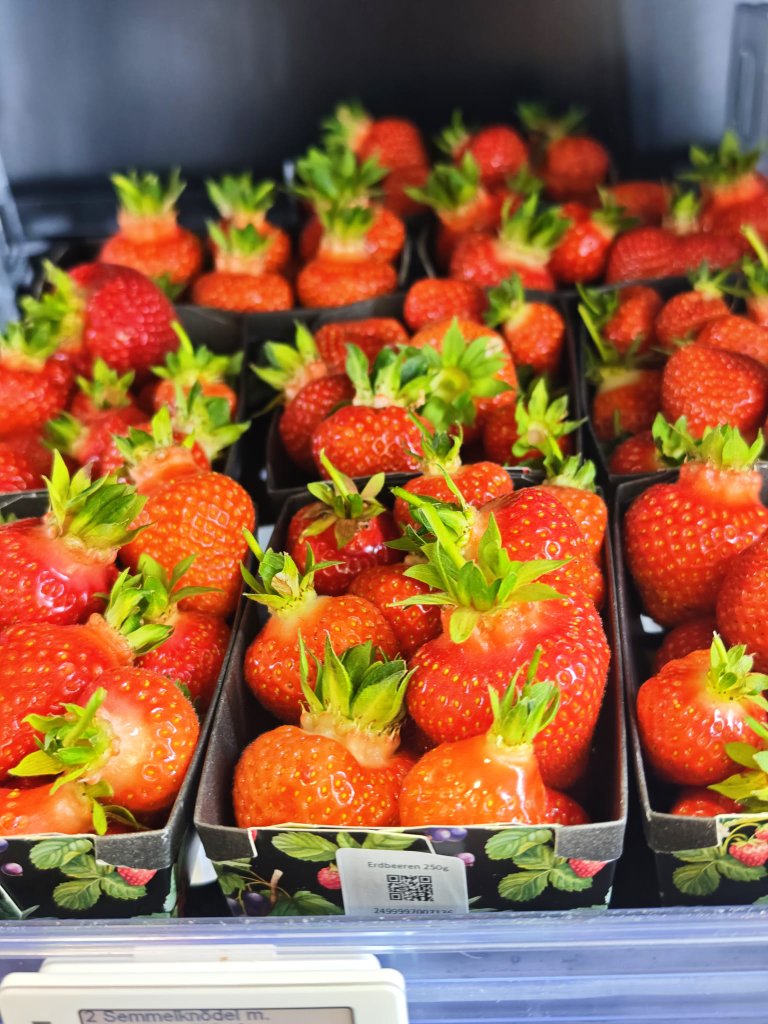 Die ersten frischen Erdbeeren aus meinem Garten 🍓