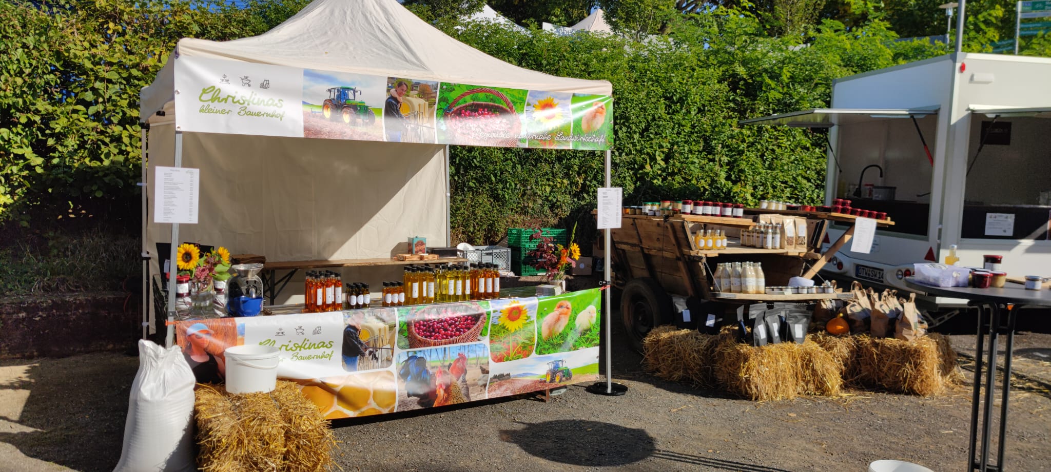 Verkaufsstand von Christinas kleinem Bauernhof auf dem Herbstmarkt mit Ölen und Produkten