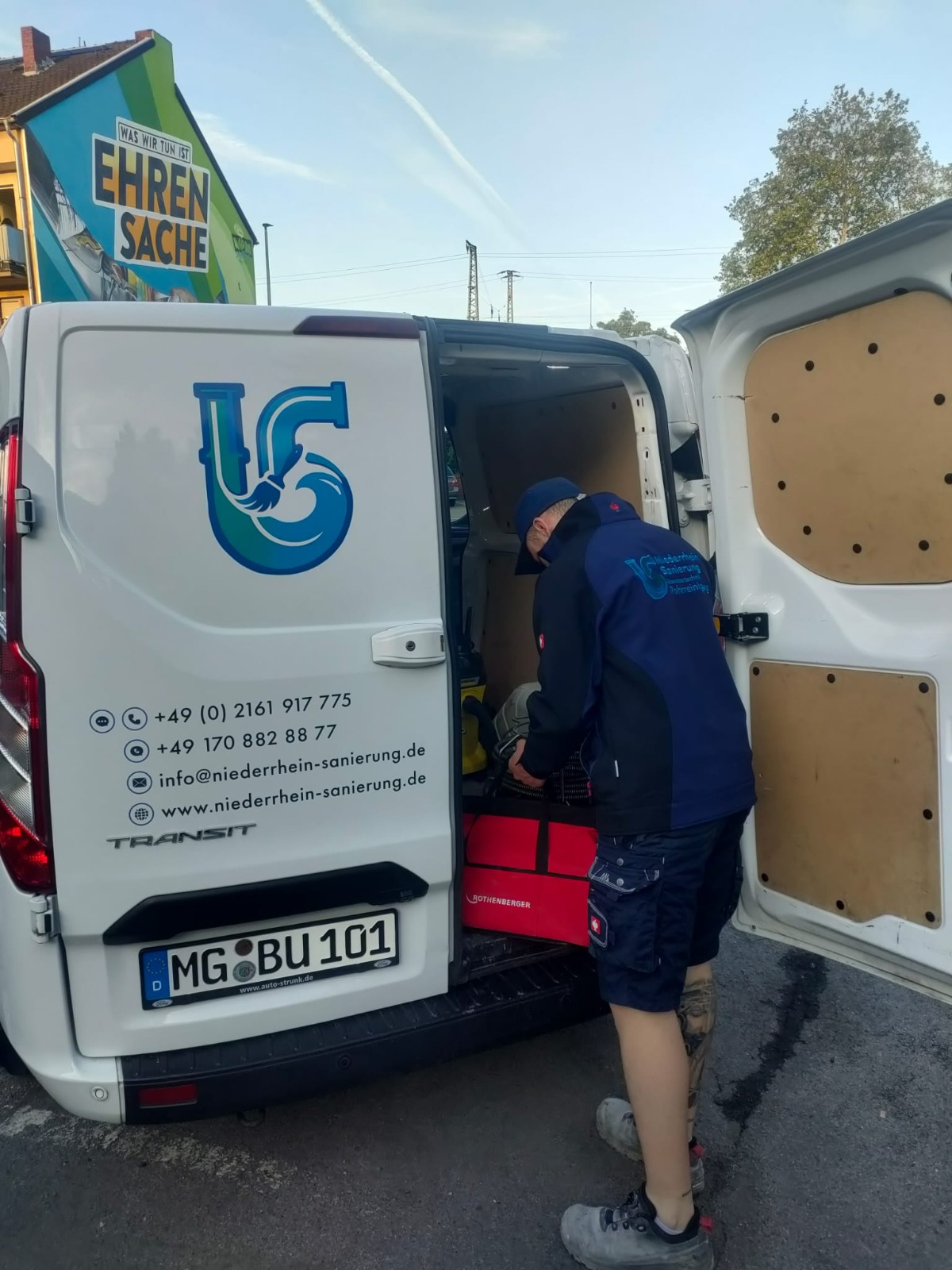Servicefahrzeug beladen