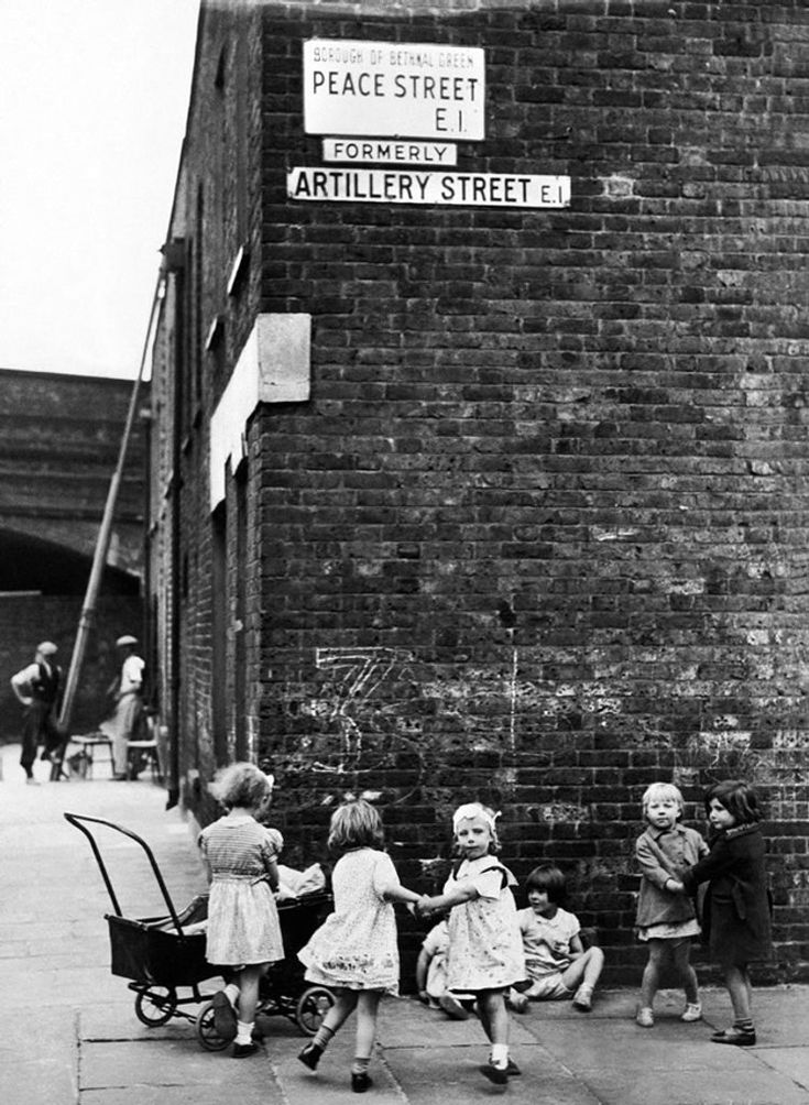 A 1940s street photograph of children on Peace Street, formerly Artillery Street, Bethnal Green — the cycle of conflict Khordiafy set out to break.