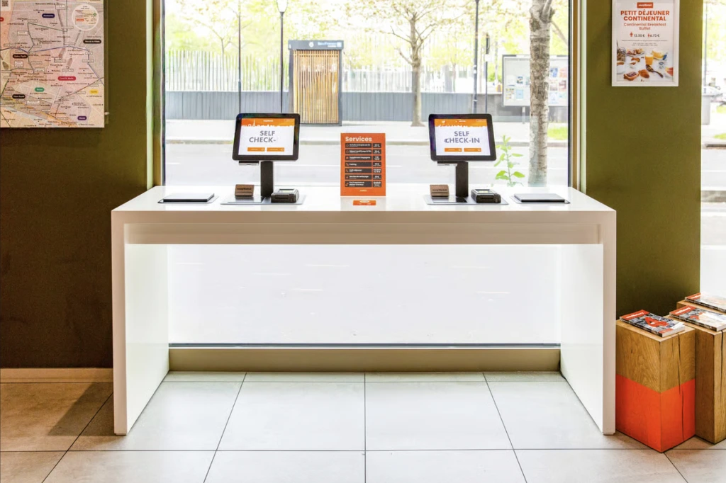 easyHotel Aubervilliers installation