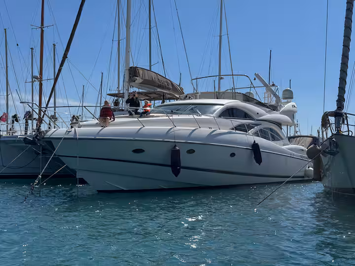 Amato bow profile — Mediterranean marina
