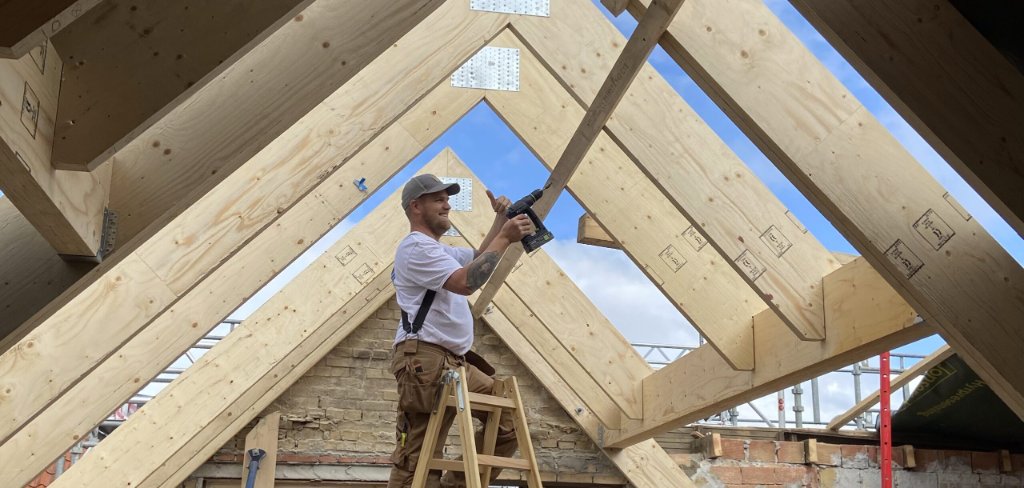 JB Entreprise tømrer monterer tagspær på renovering af eksisterende bolig