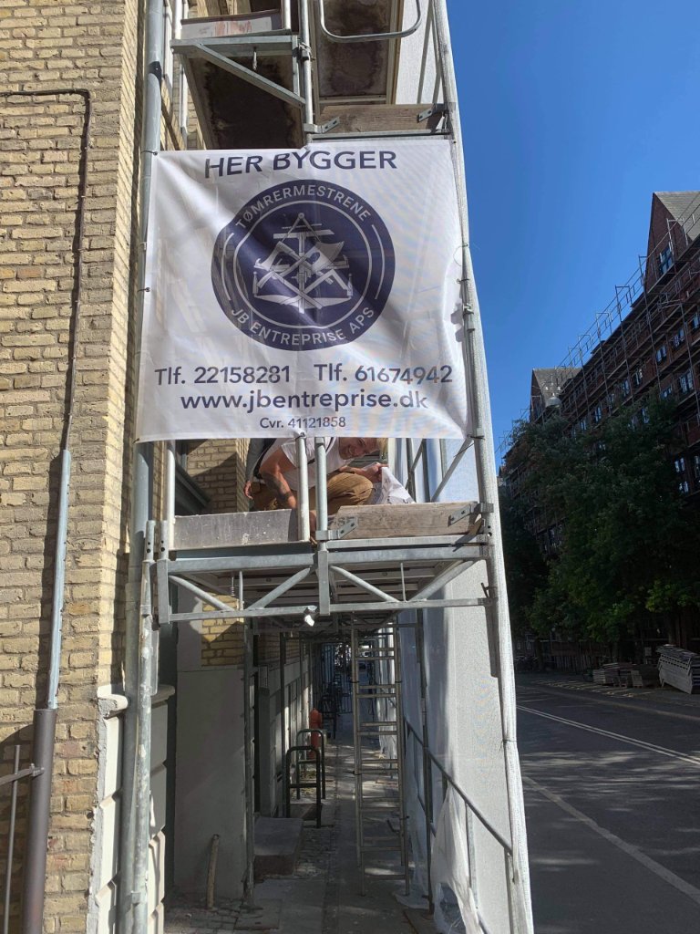 JB Entreprise byggeskilt på stillads – fagentreprise projekt i København